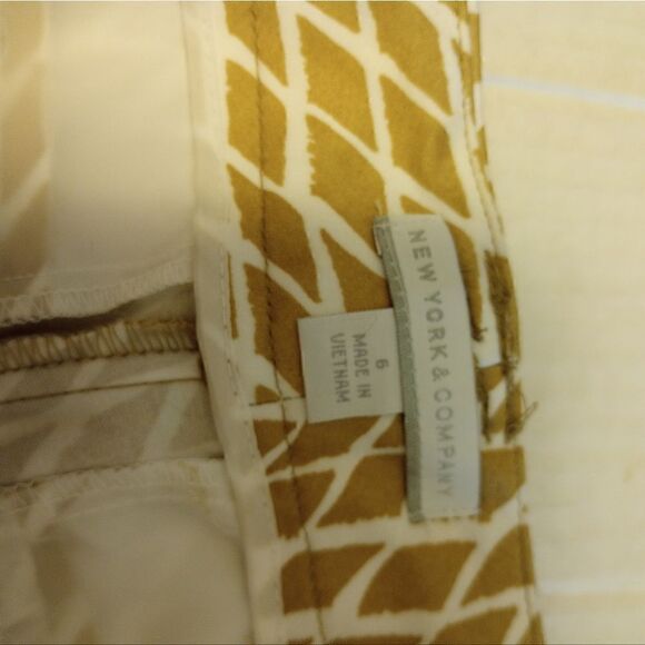 New York and Co. abstract print capris - Picture 5 of 10
